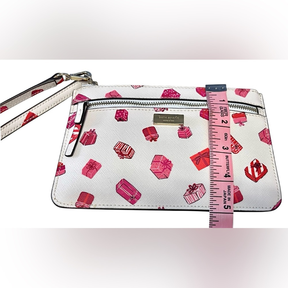 Kate Spade Lg Wristlet Pink Presents on White Saffiano Leather Excellent Cond - Picture 15 of 15
